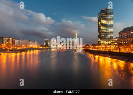 Blick vom Lambeth Bridge in Richtung Vauxhall in der Nacht, London, England Stockfoto