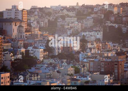 Sonnenuntergang über der Pacific Heights Nachbarschaft von San Francisco, Kalifornien Stockfoto