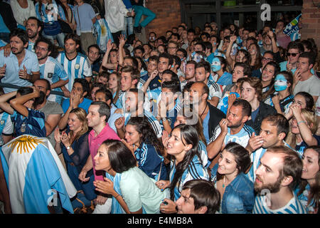 London, UK. 13. Juli 2014. Argentinischen Fans in London enttäuscht, wie ihr Team nach Deutschland in der WM 2014 verliert. Bildnachweis: Pete Maclaine/Alamy Live-Nachrichten Stockfoto