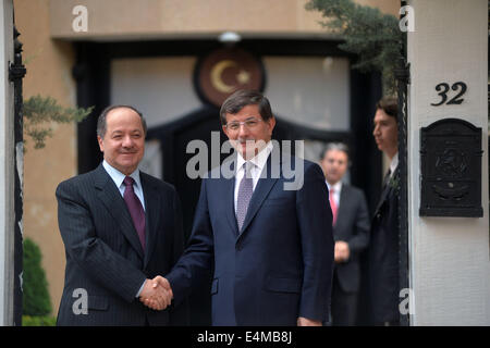 Ankara, Türkei. 14. Juli 2014. Der türkische Außenminister Ahmet Davutoglu(R) trifft sich mit einem Besuch im Irak kurdische regionale Regierung Präsident Massoud Barzani in Ankara, Türkei, 14. Juli 2014. © Mustafa Kaya/Xinhua/Alamy Live-Nachrichten Stockfoto