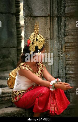 Junge Mädchen gekleidet als Apsaras für ein Tanz Festival in Kambodscha, Angkor Wat, Siem Riep Stockfoto