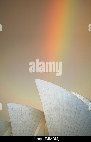 Nahaufnahme des Sydney Opera House mit Regenbogen Stockfoto