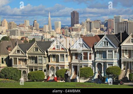 Klassische Ansicht von Alamo Square in San Francisco, Kalifornien bei sehr klarem Wetter Stockfoto