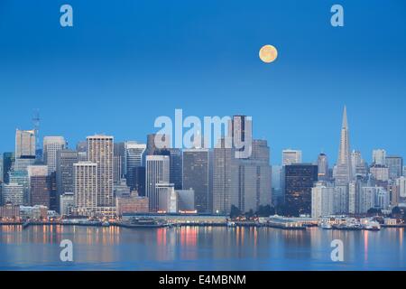 Die wunderschöne Skyline von San Francisco bei Nacht mit Vollmond Einstellung von Treasure Island Stockfoto