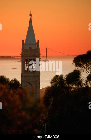 Schöner Sonnenuntergang Blick auf den Campanile oder Sather Tower, an der University of California in Berkeley bei Sonnenuntergang. Stockfoto