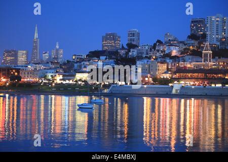 Die schöne Skyline von San Francisco bei Nacht wie Ghirardelli Square Stockfoto