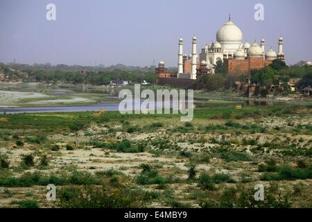 Taj Mahal in Agra, Indien aus der Ferne Stockfoto