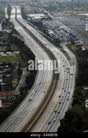 Interstate 105 oder 105, aka Glenn Anderson Freeway und Jahrhundert Freeway, Holly Park, Los Angeles, Kalifornien, USA - Antenne Stockfoto