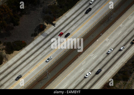 Interstate 105 oder 105, aka Glenn Anderson Freeway und Jahrhundert Freeway, Holly Park, Los Angeles, Kalifornien, USA - Antenne Stockfoto