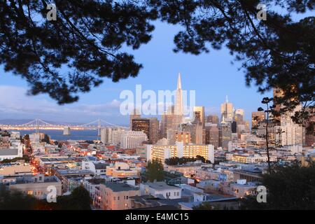 Wenn die Lichter ausgehen in die Stadt... und das Licht scheint in der Bucht... oh will ich es in meiner Stadt sein!  Ich konnte nicht helfen Stockfoto