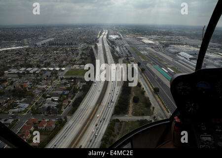 Interstate 105 oder 105, aka Glenn Anderson Freeway und Jahrhundert Freeway, Holly Park, Los Angeles, Kalifornien, USA - Antenne Stockfoto