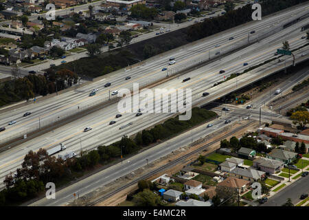 Interstate 105 oder 105, aka Glenn Anderson Freeway und Jahrhundert Freeway, West Athen, Los Angeles, Kalifornien, USA - Antenne Stockfoto