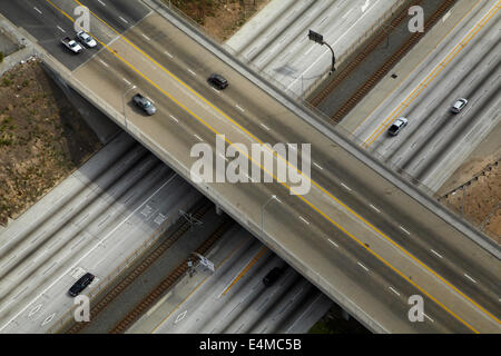 Interstate 105 oder 105, aka Glenn Anderson Freeway und Jahrhundert Freeway, Holly Park, Los Angeles, Kalifornien, USA - Antenne Stockfoto