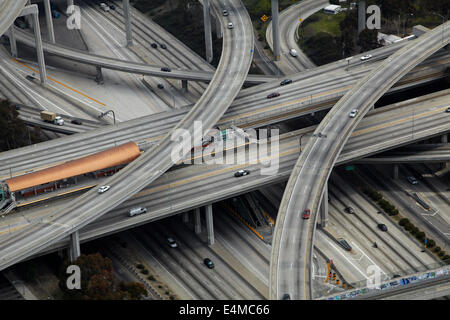 Richter Harry Pregerson Interchange, Kreuzung der i-105 und Interstate 110 bei (Glenn Anderson Freeway und Harbor Freeway), Los Angeles, Kalifornien, USA Stockfoto