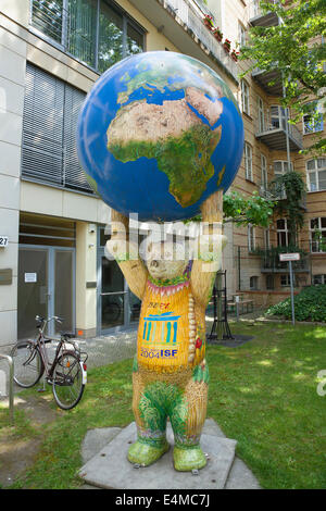 Deutschland, Berlin, Mitte, Leben Größe Fiberglas Buddy Bär Skulptur. Stockfoto