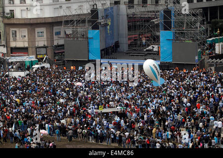 Buenos Aires, Argentinien. 14. Juli 2014. Argentinischen Fans rally, um ihre Fußball-Nationalmannschaft bei ihrer Ankunft in Buenos Aires, Hauptstadt von Argentinien, am 14. Juli 2014 begrüßen zu dürfen. Bildnachweis: Pablo Valora/Xinhua/Alamy Live-Nachrichten Stockfoto