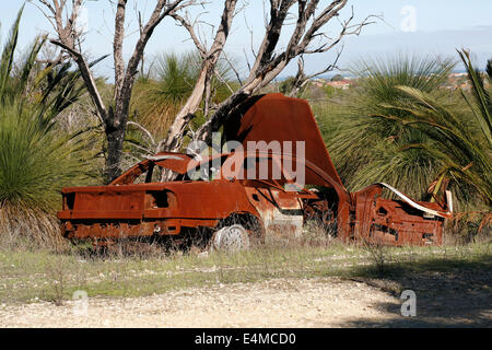 Gestohlenes Auto, ausgebrannt, verrostet und verlassen oder in den australischen Busch geworfen. Stockfoto