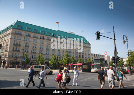 Deutschland, Berlin, Mitte, Hotel Adlon an der Ecke Unter den Linden und Wilhelmstraße. Stockfoto