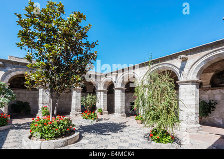 Terrasse im Kloster Santa Catalina in den peruanischen Anden in Arequipa Peru Stockfoto