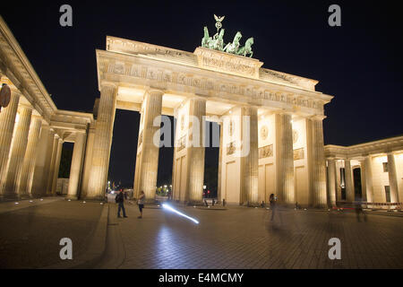 Deutschland, Berlin, Mitte, Brandenburger Tor am Pariser Platz, nachts beleuchtet. Stockfoto