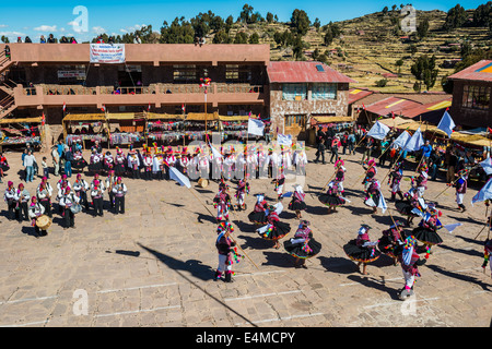 Puno, Peru - 25. Juli 2013: Musiker und Tänzer in den peruanischen Anden auf Taquile Island auf Puno Peru am 25. Juli 2013. Stockfoto