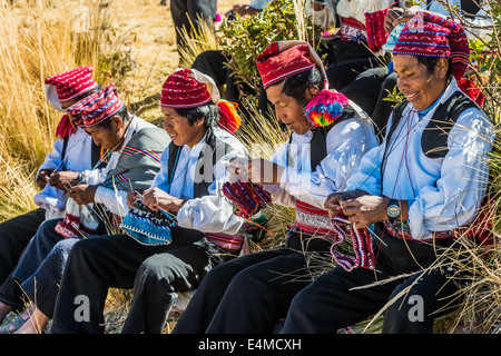 Puno, Peru - 25. Juli 2013: Männer weben in den peruanischen Anden auf Taquile Island auf Puno Peru am 25. Juli 2013. Stockfoto