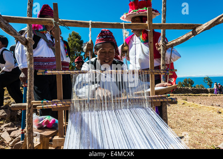 Puno, Peru - 25. Juli 2013: Männer weben in den peruanischen Anden auf Taquile Island auf Puno Peru am 25. Juli 2013. Stockfoto