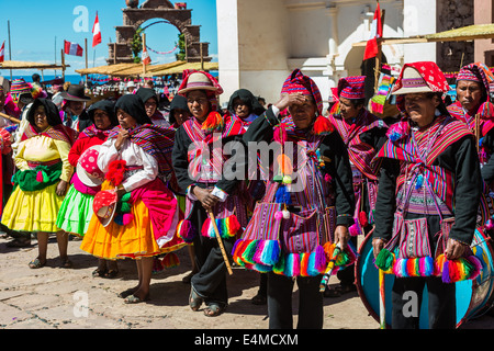 Puno, Peru - 25. Juli 2013: Musiker und Tänzer in den peruanischen Anden auf Taquile Island auf Puno Peru am 25. Juli 2013. Stockfoto