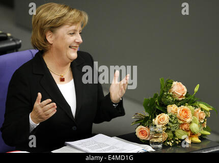 Datei - ein Archiv Bild datiert 22. November 2006 zeigt Bundeskanzlerin Angela Merkel an ihrem Platz sitzen und Lächeln nach ihrer Rede im Bundestag in Berlin, Deutschland. Merkel wird 60 am 17. Juli 2014. Foto: Wolfgang Kumm/dpa Stockfoto