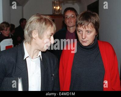 Datei - datiert eine Archiv Bild 7. November 1991 zeigt dann die deutsche Bundesministerin für Frauen und Jugend, Angela Merkel (R), und dann Brandenburger Minister für Arbeit und Soziales, Regine Hildenbrandt, auf der ersten Konferenz der deutschen Ministerinnen im Cecilienhof in Potsdam, Deutschland. Merkel wird 60 am 17. Juli 2014. Foto: PEER GRIMM/DPA Stockfoto