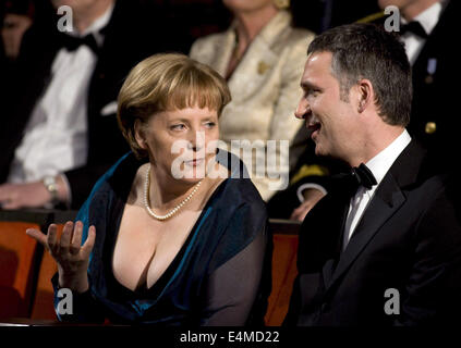 Datei - eine Archiv Bild datiert 12. April 2008 zeigt die deutsche Bundeskanzlerin Angela Merkel (CDU) und norwegische Ministerpräsident Jens Stoltenberg sprechen vor der Eröffnung des neuen Opernhauses in Oslo, Norwegen. Merkel wird 60 am 17. Juli 2014. Foto: Björn SIGURDSON/POOL/dpa Stockfoto