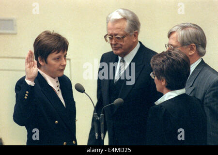 Datei - eine Archiv Bild datiert 18. Januar 1991 zeigt dann neu ernannte Bundesministerin für Frauen und Jugendliche, die ihren Amtseid im Bundestag in Berlin, Deutschland. Präsident des Bundestages Rita Suessmuth sieht man auf der rechten Seite. Merkel wird 60 am 17. Juli 2014. Foto: Martin Gerten/dpa Stockfoto