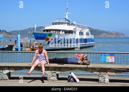 junges Paar entspannen während des Wartens auf die Fähre in Sausalito, Kalifornien Stockfoto