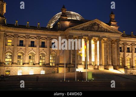 Deutschland, Berlin, Mitte, Reichstagsgebäude mit Glas Kuppel Deisgned von Norman Foster, beleuchtet nachts. Stockfoto