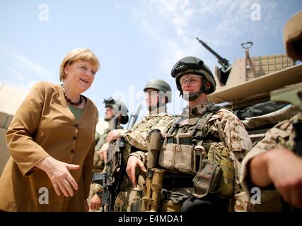 Datei - eine Archiv Bild datiert 10. Mai 2013 zeigt deutsche Bundeskanzlerin Angela Merkel (CDU) Gruß Soldaten der Bundeswehr in einem Lager in Kundus, Afghanistan. Merkel wird 60 am 17. Juli 2014. Foto: KAY NIETFELD/DPA Stockfoto