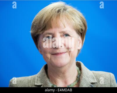 Datei - ein Archiv Bild datiert 10. Juli 2014 zeigt deutsche Bundeskanzlerin Angela Merkel (CDU) Lächeln während einer gemeinsamen Pressekonferenz mit dem moldauischen Premierminister in Berlin, Deutschland. Merkel wird 60 am 17. Juli 2014. Foto: Maurizio Gambarini/dpa Stockfoto