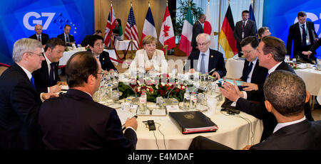 Datei - eine Archiv Bild vom 5. Juni 2014 zeigt der französische Präsident Francois Hollande (L-R um den Tisch herum), der kanadische Premierminister Stephen Harper, Italiens Premier Matteo Renzi, der japanische Premierminister Shinzo Abe, Bundeskanzlerin Angela Merkel, Präsident des Beitrittsbedingungen, Herman van Rompuy, Präsident der Europäischen Kommission José Manuel Barroso, der britische Premierminister David Cameron und US-Präsident Barack Obama auf dem G7-Gipfel in Brüssel Belgien. Merkel wird 60 am 17. Juli 2014. Foto: Bernd von Jutrczenka/dpa Stockfoto