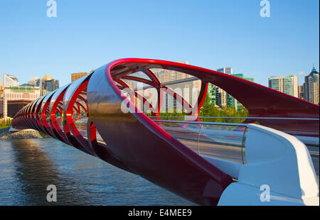 Die Peace Bridge über den Bow River verbindet die Wege von Nord- und Süd-Calgary mit dem klaren blauen Himmel in Alberta, Kanada Stockfoto