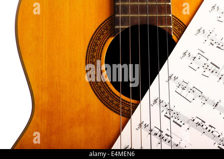 Eine klassische Gitarre und ein Notenblatt. Stockfoto