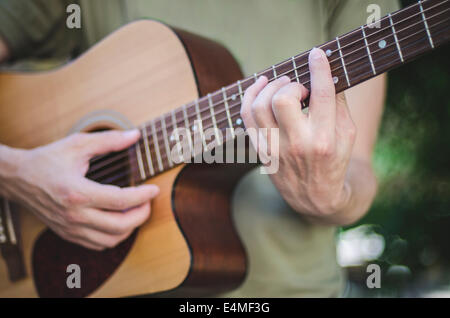 Jungen Mannes Hände akustische Gitarre spielen Stockfoto