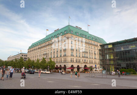 Deutschland, Berlin, Mitte, Hotel Adlon an der Ecke Unter del Linden / Wilhelmstraße. Stockfoto