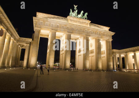 Deutschland, Berlin, Mitte, Brandenburger Tor am Pariser Platz, nachts beleuchtet. Stockfoto