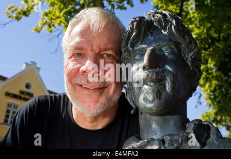 Bad Doberan, Deutschland. 11. Juli 2014. Der Direktor und Gründer des internationales Musikfestival Zappanale, Wolfhard Kutz steht neben einer Büste, die US-Musiker Frank Zappa (1940 – 1993) zeigt in Bad Doberan, Deutschland, 11. Juli 2014. Die 25. Auflage der Zappanale findet statt vom 17. Juli bis zum 20. Juli mit mehr als 1200 Musikfans und zahlreiche internationale Musiker zu dem Event erwartet. Foto: Jens Büttner/Dpa/Alamy Live News Stockfoto