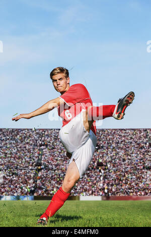 Fußball-Spieler kicken Stockfoto