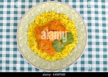 Frisch zubereitete Authentische indische Stil spicy Chicken Tikka Masala Curry mit gelber Reis Pilaw Mahlzeit Isoliert gegen einen weißen Hintergrund mit Keine Personen Stockfoto