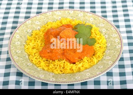 Frisch zubereitete Authentische indische Stil spicy Chicken Tikka Masala Curry mit gelber Reis Pilaw Mahlzeit Isoliert gegen einen weißen Hintergrund mit Keine Personen Stockfoto