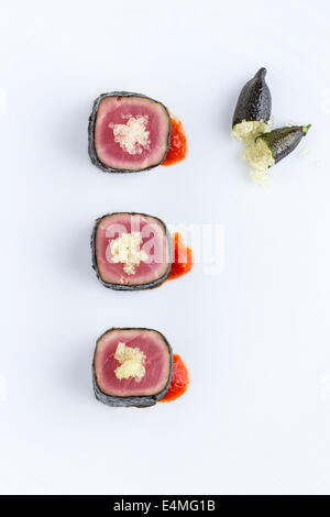 Nori umwickelt Thunfisch garniert mit Kaviar Lime Hors d ' oeuvres Stockfoto