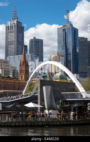 Melbourne Australien, Yarra River, Hochhäuser Wolkenkratzer Gebäude Gebäude Gebäude, Wolkenkratzer, Southbank Steg, Steg, Ponyfish Isl Stockfoto