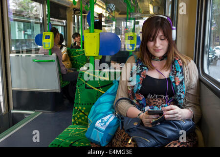 Melbourne Australien, Yarra Trams, Straßenbahn, Trolley, Straßenbahn, Fahrgastfahrer, Fahrer, weibliche Frauen, gut gekleidet, attraktiv, Kopfhörer, sitzen Stockfoto