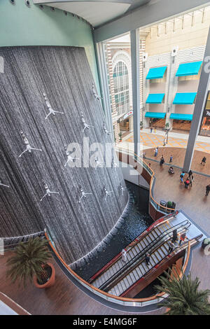 Blick auf spektakuläre 24 Meter (78 Fuß) hohen Wasserfall mit seiner männlichen Fiberglas-Taucher in der Dubai Mall Stockfoto